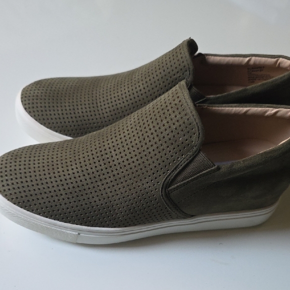 Steve Madden Women's Olive Green Slip-On Sneakers‎ - Picture 7 of 8